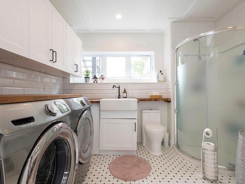 Bathroom - 2727 Ch. Des Patriotes, Richelieu, QC - Indoor Photo Showing Laundry Room