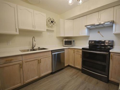 103-310 Rigsby Street, Penticton, BC - Indoor Photo Showing Kitchen With Double Sink