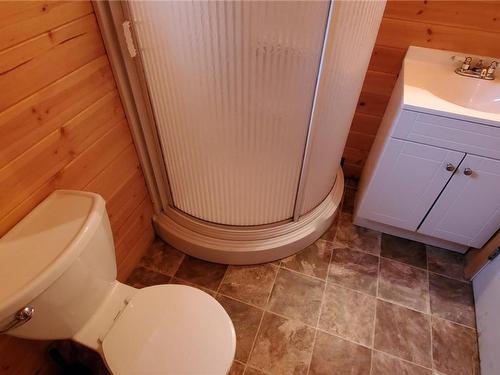 3275 Fiva Creek Road, Westbridge, BC - Indoor Photo Showing Bathroom