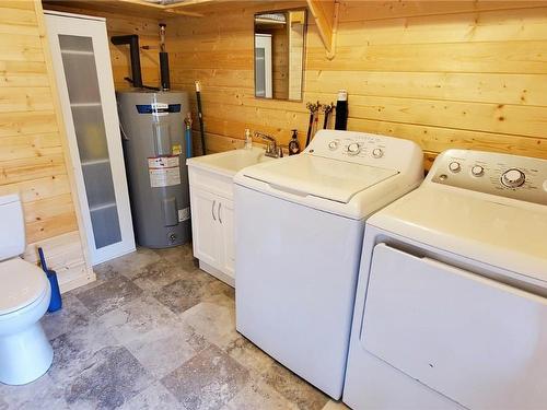 3275 Fiva Creek Road, Westbridge, BC - Indoor Photo Showing Laundry Room