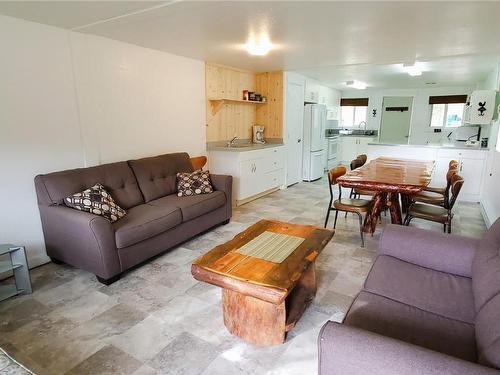 3275 Fiva Creek Road, Westbridge, BC - Indoor Photo Showing Living Room