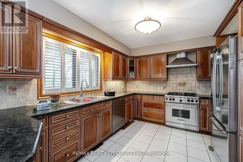 2069 Ninth Line, Oakville, ON - Indoor Photo Showing Kitchen With Double Sink