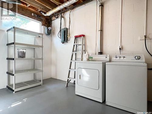 435/439 7Th Avenue Ne, Swift Current, SK - Indoor Photo Showing Laundry Room