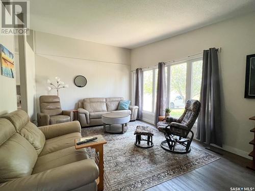 435/439 7Th Avenue Ne, Swift Current, SK - Indoor Photo Showing Living Room