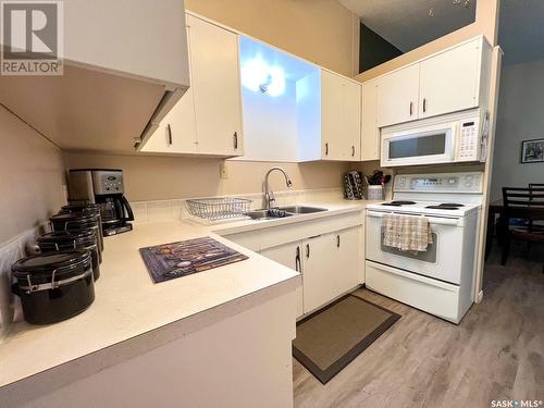 435/439 7Th Avenue Ne, Swift Current, SK - Indoor Photo Showing Kitchen With Double Sink