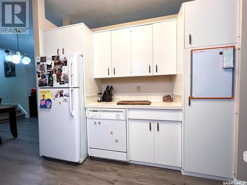 435/439 7Th Avenue Ne, Swift Current, SK - Indoor Photo Showing Kitchen