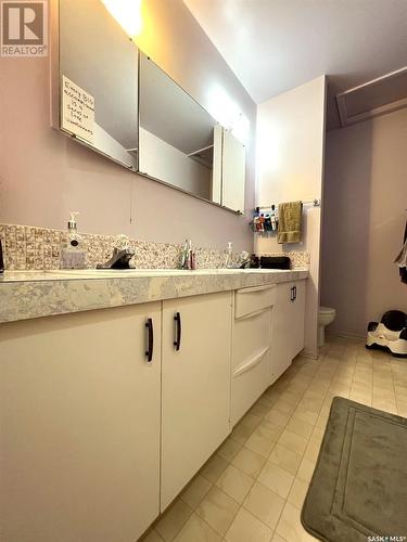 435/439 7Th Avenue Ne, Swift Current, SK - Indoor Photo Showing Bathroom