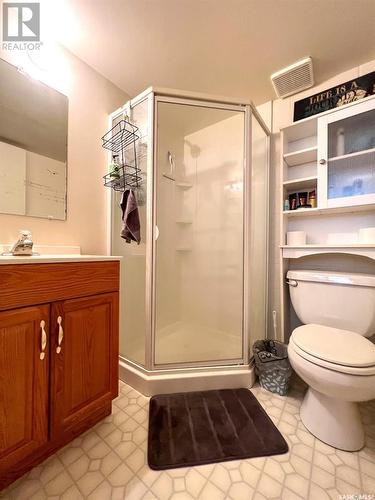 435/439 7Th Avenue Ne, Swift Current, SK - Indoor Photo Showing Bathroom