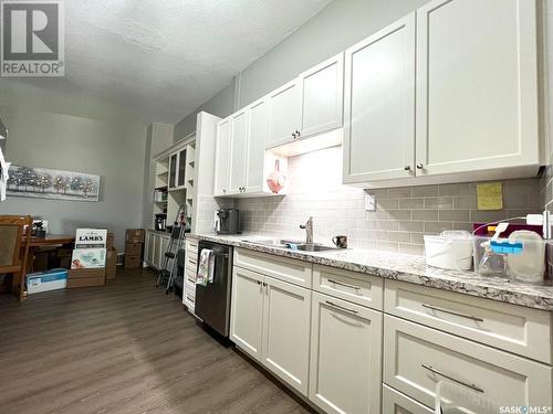 435/439 7Th Avenue Ne, Swift Current, SK - Indoor Photo Showing Kitchen