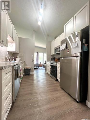 435/439 7Th Avenue Ne, Swift Current, SK - Indoor Photo Showing Kitchen