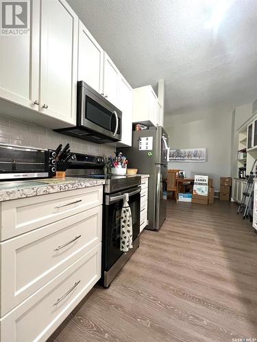 435/439 7Th Avenue Ne, Swift Current, SK - Indoor Photo Showing Kitchen