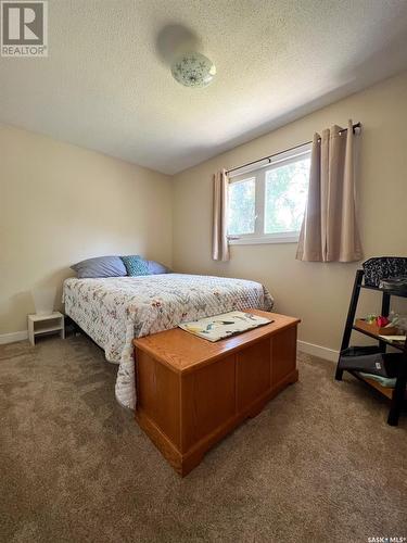 435/439 7Th Avenue Ne, Swift Current, SK - Indoor Photo Showing Bedroom