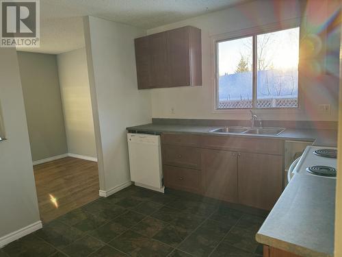 114 Summit Crescent, Mackenzie, BC - Indoor Photo Showing Kitchen With Double Sink