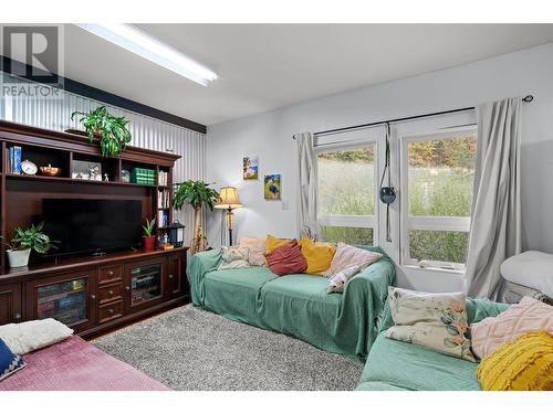 5610 Oyama Lake Road, Lake Country, BC - Indoor Photo Showing Living Room