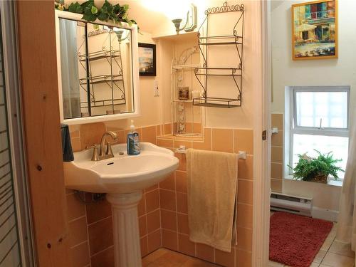4881 Pirates Rd, Pender Island, BC - Indoor Photo Showing Bathroom