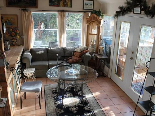 4881 Pirates Rd, Pender Island, BC - Indoor Photo Showing Living Room