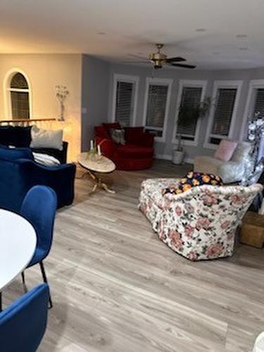 850 Hollywood Road, Kelowna, BC - Indoor Photo Showing Living Room