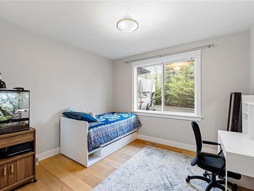 236 Amity Way, Parksville, BC - Indoor Photo Showing Bedroom