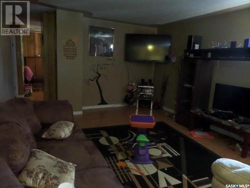 128 S Avenue S, Saskatoon, SK - Indoor Photo Showing Living Room