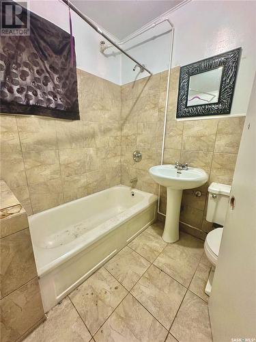 128 S Avenue S, Saskatoon, SK - Indoor Photo Showing Bathroom