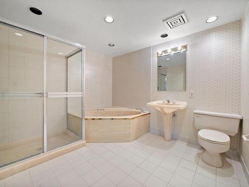 Salle de bains attenante Ã  la CCP - 4K-6100 Ch. Deacon, Montréal (Côte-Des-Neiges/Notre-Dame-De-Grâce), QC - Indoor Photo Showing Bathroom