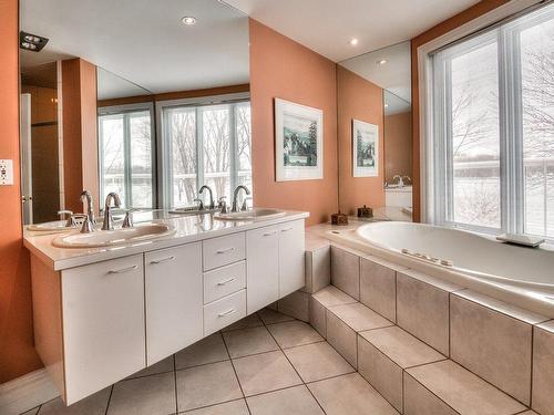 Salle de bains attenante Ã  la CCP - 1347 Rue Reid, Saint-Jean-Sur-Richelieu, QC - Indoor Photo Showing Bathroom