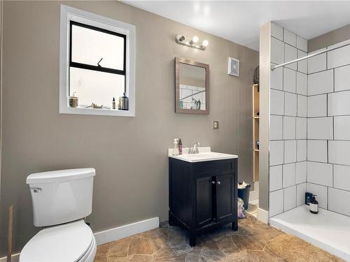 2528 Fifth St, Victoria, BC - Indoor Photo Showing Bathroom