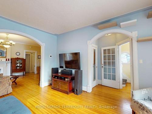24 Pine St, Belleville, ON - Indoor Photo Showing Living Room