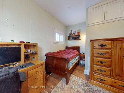 24 Pine St, Belleville, ON - Indoor Photo Showing Bedroom