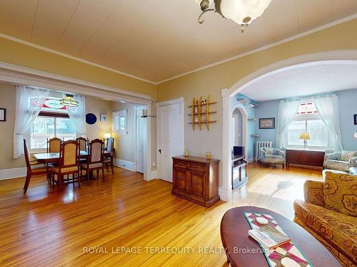 24 Pine St, Belleville, ON - Indoor Photo Showing Living Room