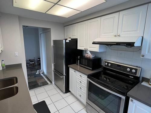 2104-135 Hillcrest Ave, Mississauga, ON - Indoor Photo Showing Kitchen With Double Sink