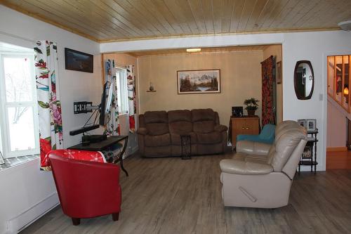 311 7Th Avenue, Nakusp, BC - Indoor Photo Showing Living Room