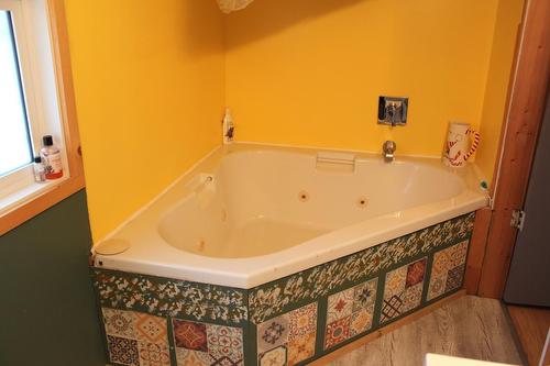 311 7Th Avenue, Nakusp, BC - Indoor Photo Showing Bathroom