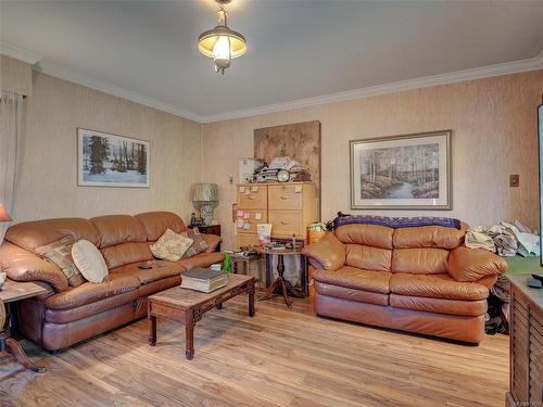 3912 Braefoot Rd, Saanich, BC - Indoor Photo Showing Living Room