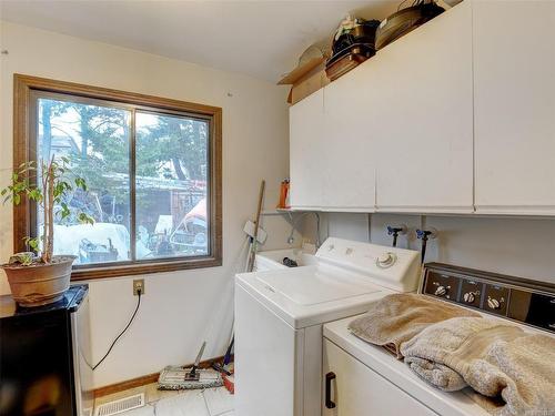 3912 Braefoot Rd, Saanich, BC - Indoor Photo Showing Laundry Room