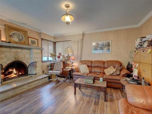 3912 Braefoot Rd, Saanich, BC - Indoor Photo Showing Living Room With Fireplace