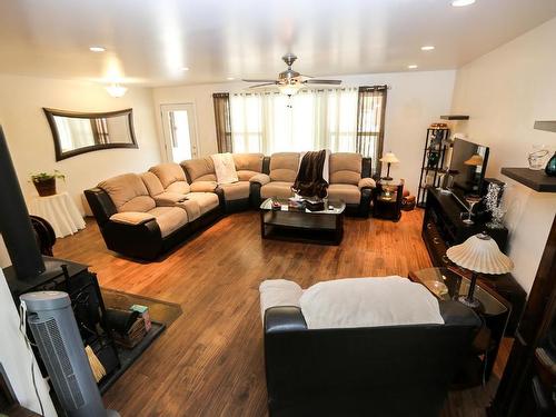1612 Flume Road, Barriere, BC - Indoor Photo Showing Living Room
