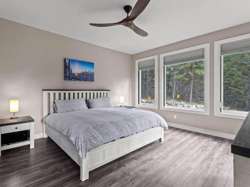 6560 Fawnhill Road, Kamloops, BC - Indoor Photo Showing Bedroom