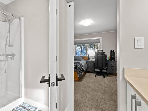6560 Fawnhill Road, Kamloops, BC - Indoor Photo Showing Bedroom