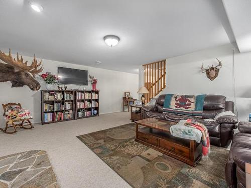 5976 Vla Rd, Chase, BC - Indoor Photo Showing Living Room