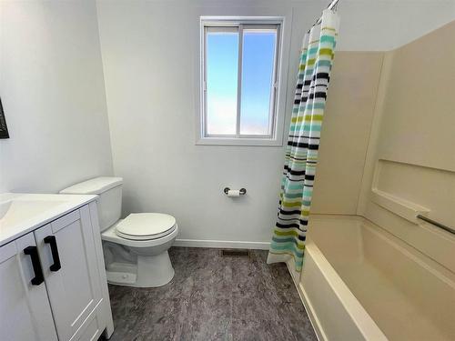 31 Brooks Street, Manitouwadge, ON - Indoor Photo Showing Bathroom