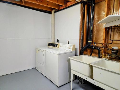 31 Brooks Street, Manitouwadge, ON - Indoor Photo Showing Laundry Room