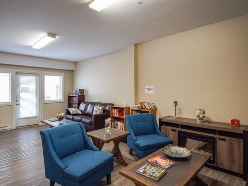 408-3010 35 Street, Vernon, BC - Indoor Photo Showing Living Room