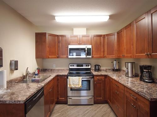 408-3010 35 Street, Vernon, BC - Indoor Photo Showing Kitchen With Double Sink