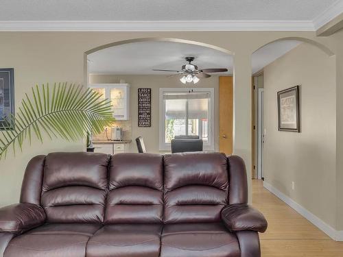 1224 Mountain Avenue, Kelowna, BC - Indoor Photo Showing Living Room