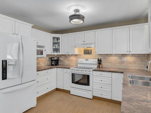 1224 Mountain Avenue, Kelowna, BC - Indoor Photo Showing Kitchen With Double Sink