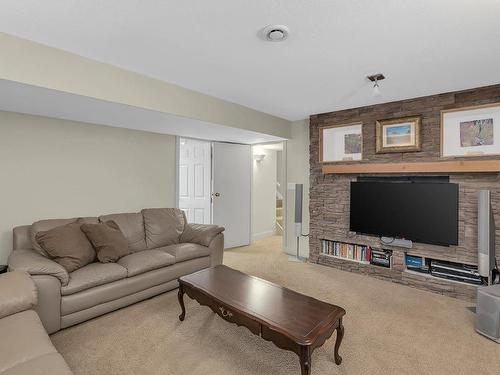 1224 Mountain Avenue, Kelowna, BC - Indoor Photo Showing Living Room