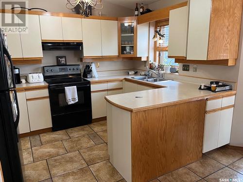 2368 Irvine Crescent, Estevan, SK - Indoor Photo Showing Kitchen With Double Sink