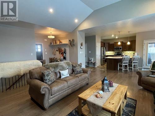 921 89 Avenue, Dawson Creek, BC - Indoor Photo Showing Living Room