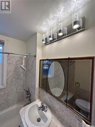 335 P Avenue S, Saskatoon, SK - Indoor Photo Showing Bathroom